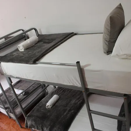 Crew 旅馆 地拉那