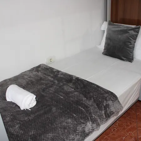 Hostal Crew *