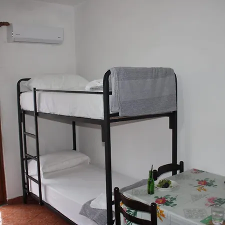 Hostal Crew *