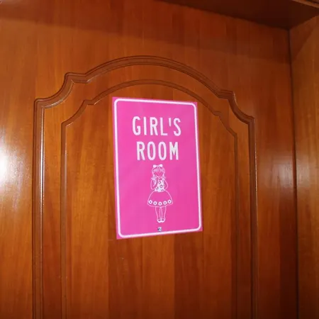 Crew 旅馆 地拉那